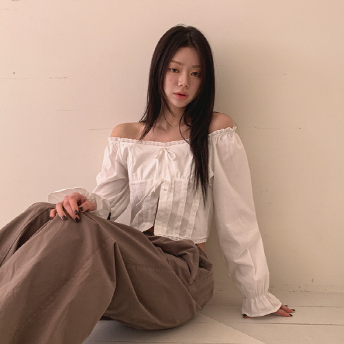 로시아 리본 레이스 오프숄더 크롭 블라우스